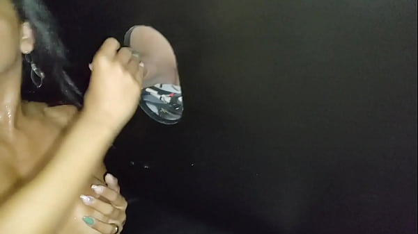 Download Video - Levei minha esposa e a minha namorada para chupar rola no gloryhole&excl;&excl;