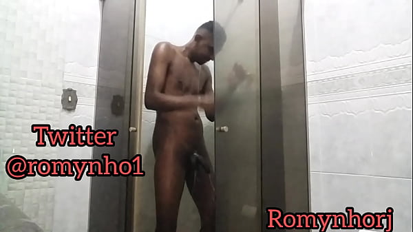 ATOR PORNÔ ROMYNHORJ TOMANDO BANHO ANTES DE IR...
