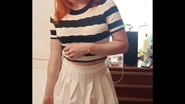Download Video - Encuentro a mi suegra desnuda cuando mi novia no est&aacute; en casa y termino follandome a la mama de mi novia