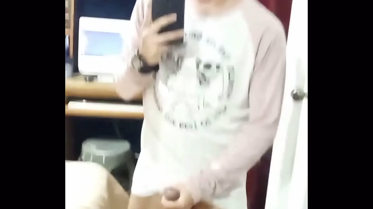 Jalandome la verga frente al espejo hasta venirme a choros