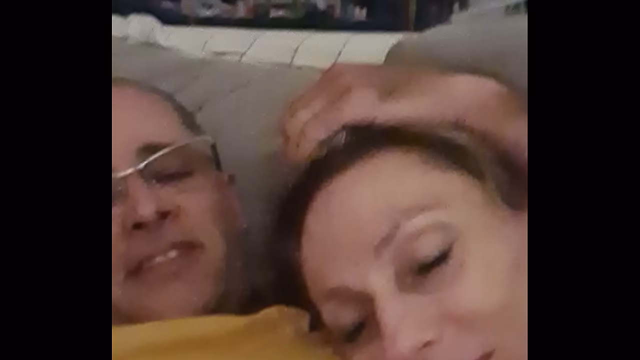 Aline masturbándose con Flávio antes de irse a dormir -
                    blonde milf handjob beauty couple muchos negros