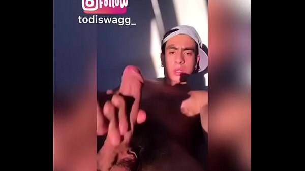 Chico tatuado se masturba