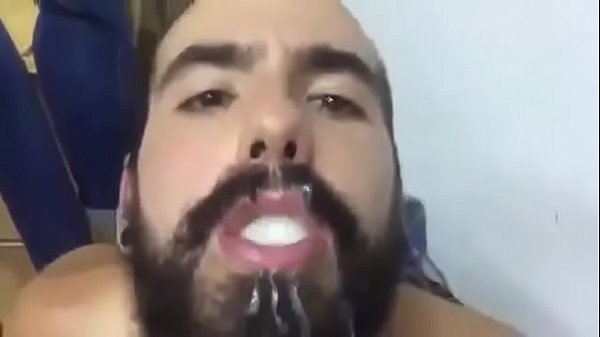 Download Video - Engolindo a porra de um batalh&atilde;o de machos&excl;