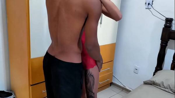 DEI MINHA BUCETINHA ROSA PARA O ENTREGADOR DA PIKA PRETA