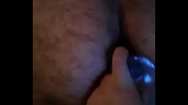 Mujer me da por el culo con un dildo rosa