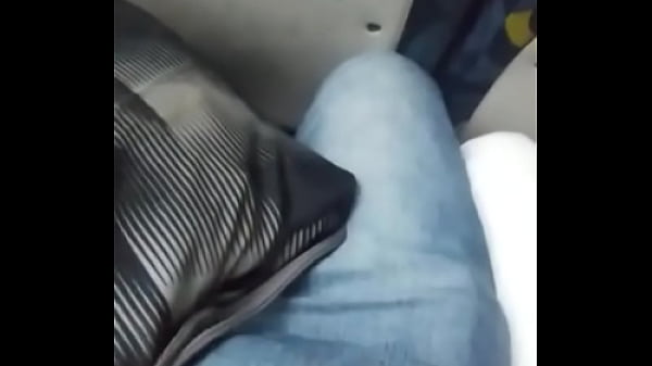 Mão amiga no ônibus.