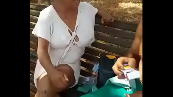 Sucer En Public Sur La Place Et Gémir Délicieux
