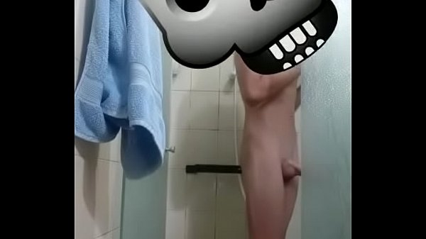 Novinho tomando banho de pau duro