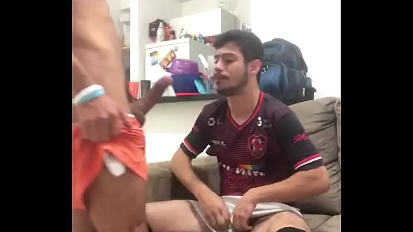 Download Video - Guto Latino mamando o jogador de futebol&period;