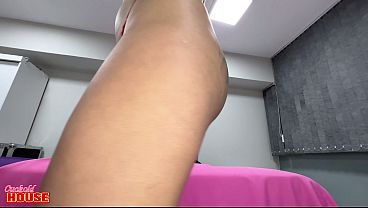 Download Video - Esse coroa de pau grande enfiou tudo no c&uacute; da morena novinha sem d&oacute;