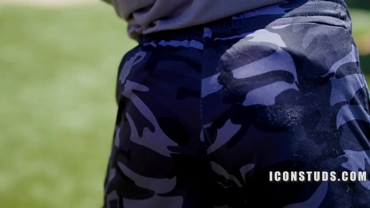 Entrenado por el chico al que intentaba impresionar
                    hot gym fitness attractive studs gay sex gay porn cute guys sexy men muchos negros