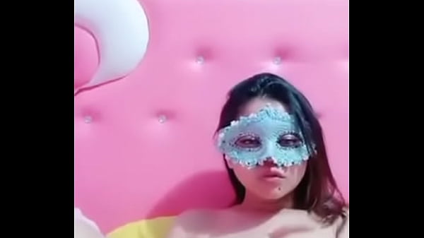 Fille Masquée Éjacule