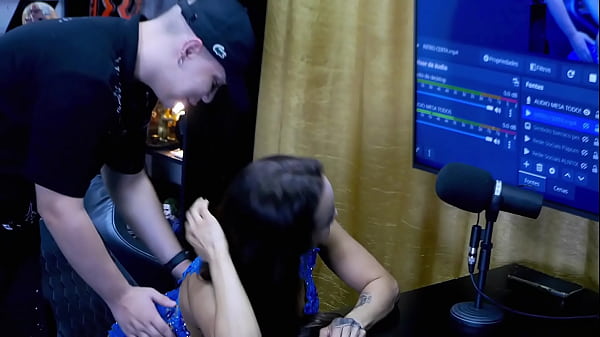 Belinha Baracho got on all fours on the Podcast table and showed off her ass in detail, Ruan took full advantage! - Pápum no Barraco!
