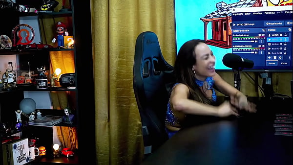 Belinha Baracho got on all fours on the Podcast table and showed off her ass in detail, Ruan took full advantage! - Pápum no Barraco!