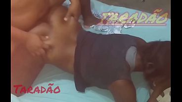 黒人女性のお尻に熱いミルクをかける