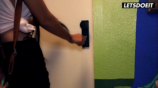 Handyman Cheats On Girlfriend With Horny Teen - LETSDOEIT