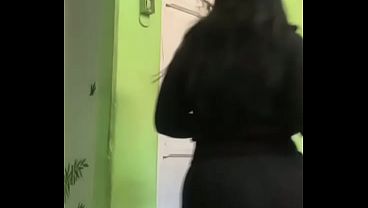 Chica joven con grandes dotes encanta a cualquiera