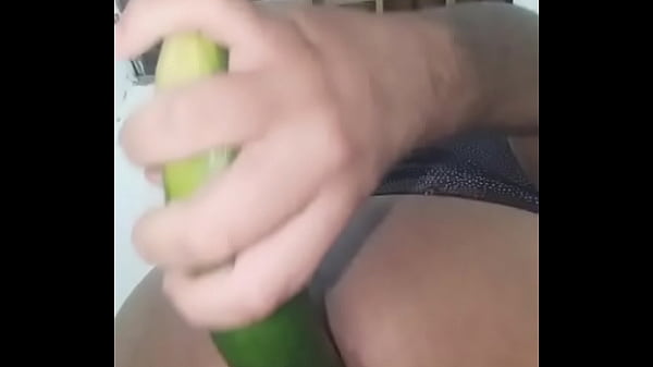 Download Video - Enfiando o pepino no cuzinho