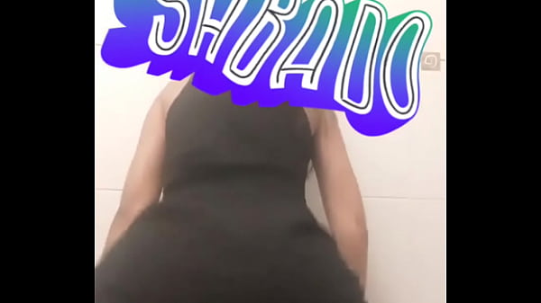 Novinha dançando de vestido
