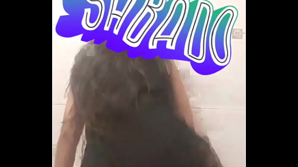 Novinha dan&ccedil;ando de vestido