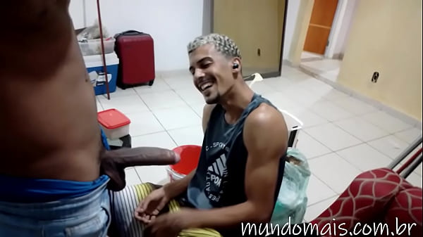 Tirando a virgindade do pedreiro que foi conser...