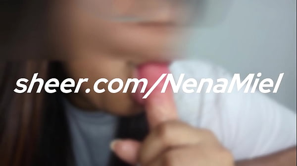 Me mojo toda mientras se la mamo al dildo