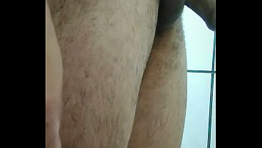 Dotado exibindo no banho