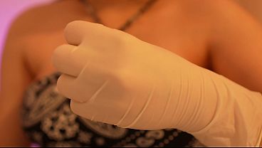 義理の妹は手袋フェチなので両方の手袋を見せている。片方は黄色の食器洗い用手袋、もう片方は白い医療用手袋だ。彼女は大きな胸をもてあそびながら自慰行為をする。