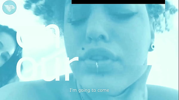 Completo -Amigas sao pegas se chupando no sofa da sala de casa