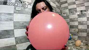 支配的なラテックスMILFバルーンフェチ。喫煙、ビーチボール割り、キャメルトゥ、そして強烈なオーガズム