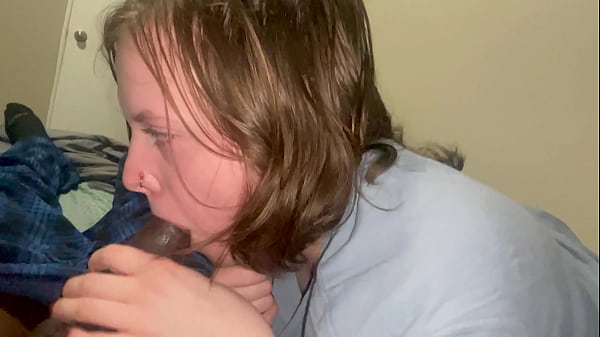 Mi hermanastra se meti&oacute; a escondidas a mi habitaci&oacute;n para que le folle su co&ntilde;o CUM-BOCA  PARTE 2