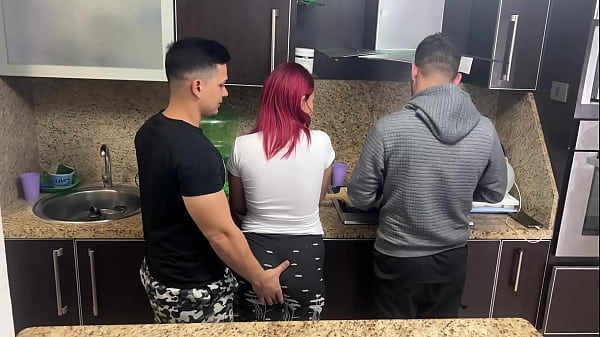 Download Video - Esposa y su Marido Cocinando pero su Amigo le Mete Mano a su Esposa al Lado de su marido cornudo NTR Netorare