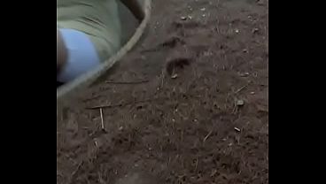 Mostrando piernas en el parke