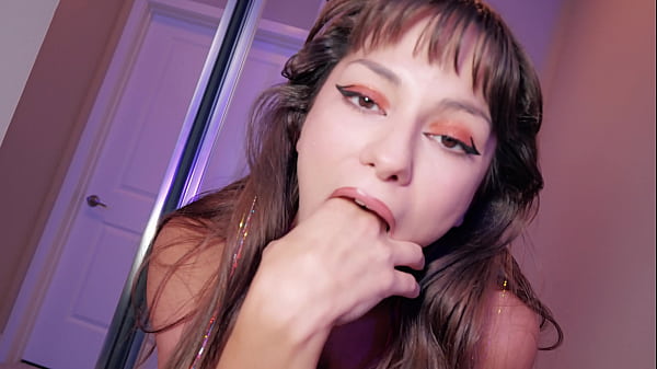 NAUGHTY BABE DAKOTA QUINN GETS HER ASS PLUGGED FOR THE FIRST TIME 29 sec
