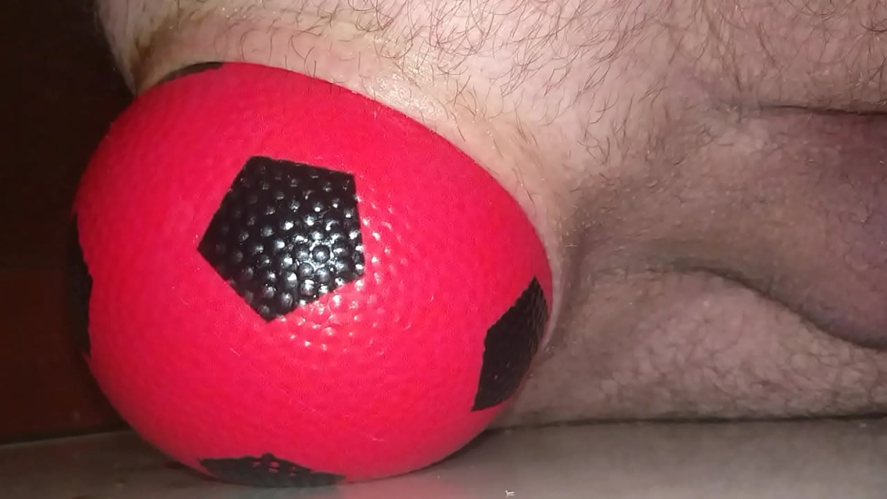 Enorme Pelota de 4.7 inch de ancho saliendo lentamente de mi Culo de cerca.
                   gaping up close ass stretching huge insertion deep insertion huge ball muchos negros