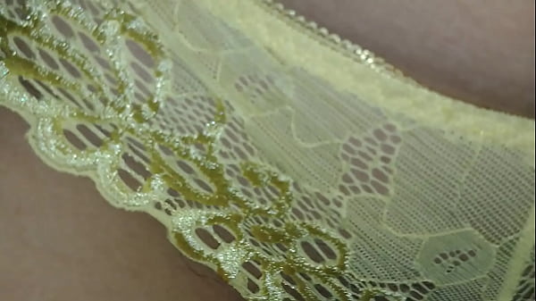 Download Video - Se hace la d&period; pero se puso su tanga amarilla para que me la cojiera