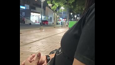 セクシーな無名のラテン系女性が仕事を失い、私は彼女に金と引き換えにオーラルセックスをするように説得した。