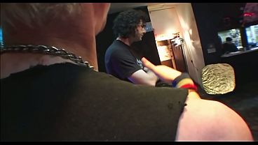 2人のロック好きのビッチがアナルファックとダブルペネトレーション!