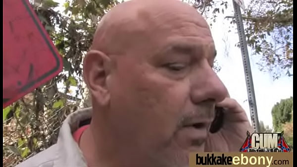 Première Ébène Avec Un Groupe De Bites Blanches 11