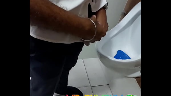 Download Video - 5 machos ca&ccedil;ando no banheiro e se aventurando sem pudor &period; DI&Aacute;RIO DE BANHEIR&Atilde;O &lpar;DIA 9&rpar; PARTE 1&lpar;COMPLETO NO RED E SUBSCRI&Ccedil;&Atilde;O&rpar;