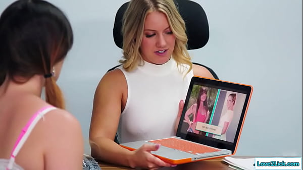 Blonde matchmaker rims her lesbian match