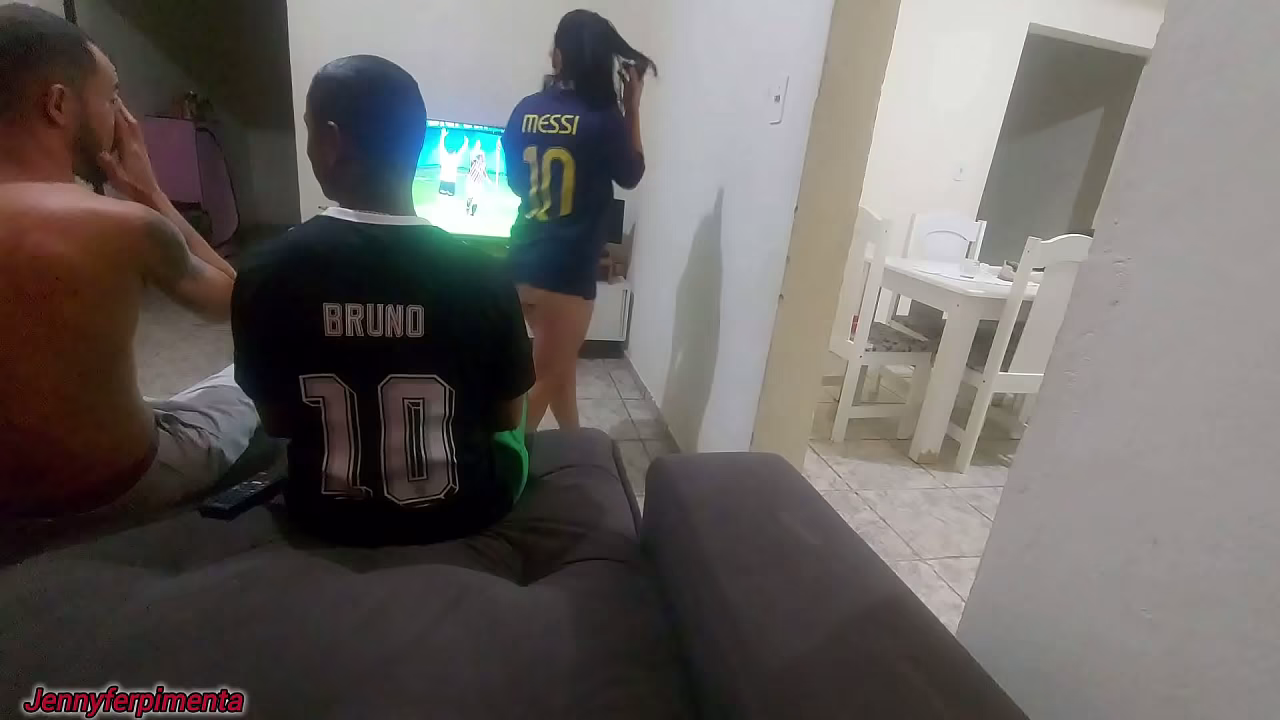 tive que fazer sexo com amigo do meu marido por causa de uma aposta, mas fiquei com tes&atilde_o e acabei fazendo DP com os dois