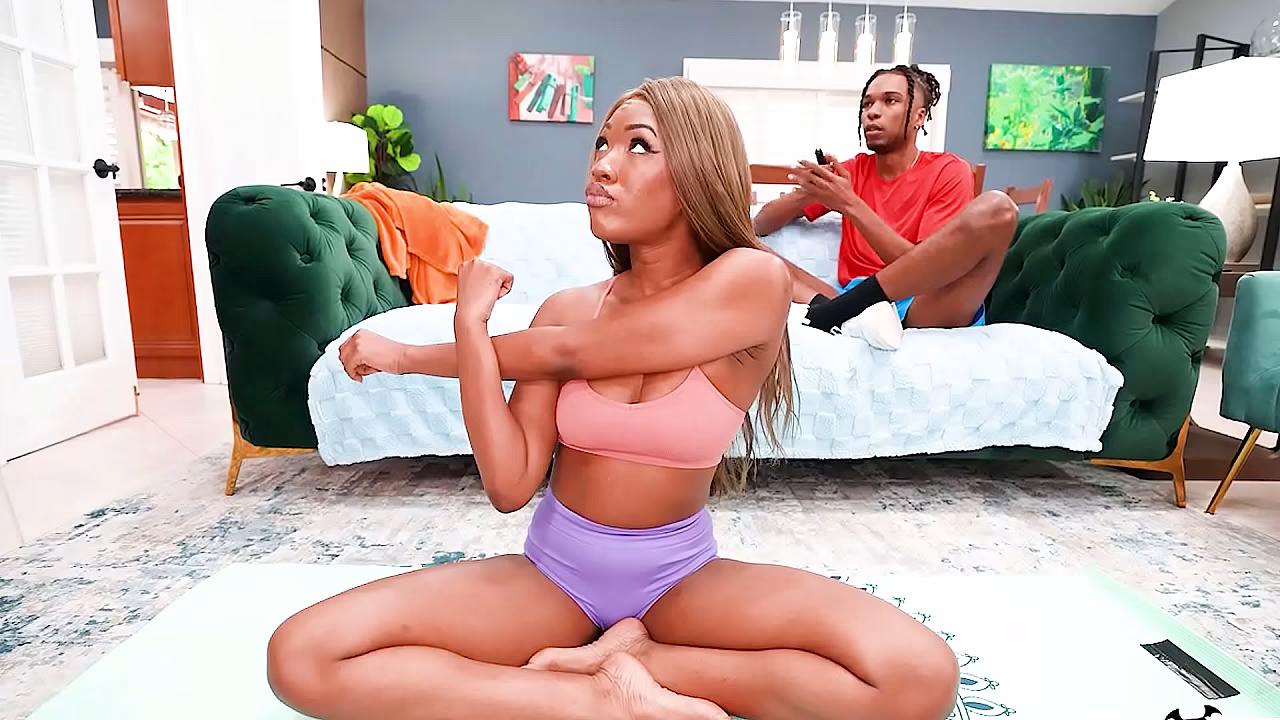La hermanastra sorprende a su hermanastro espiándolo durante una sesión de yoga.
                    babe ebony reality yoga step sister step brother black woman hetero muchos negros