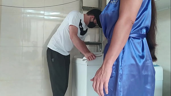 Download Video - Fui consertar a m&aacute;quina de lavar de uma casada gostosa que me provocou&comma;n&atilde;o resisti e acabei comendo a cliente