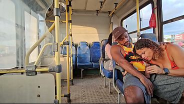 バスの中で恥知らずなカップルが性行為に及んでいる様子を、後部座席の乗客が全て撮影している。