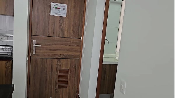 Me folloa a mi empleada de servicio de grandes tetas