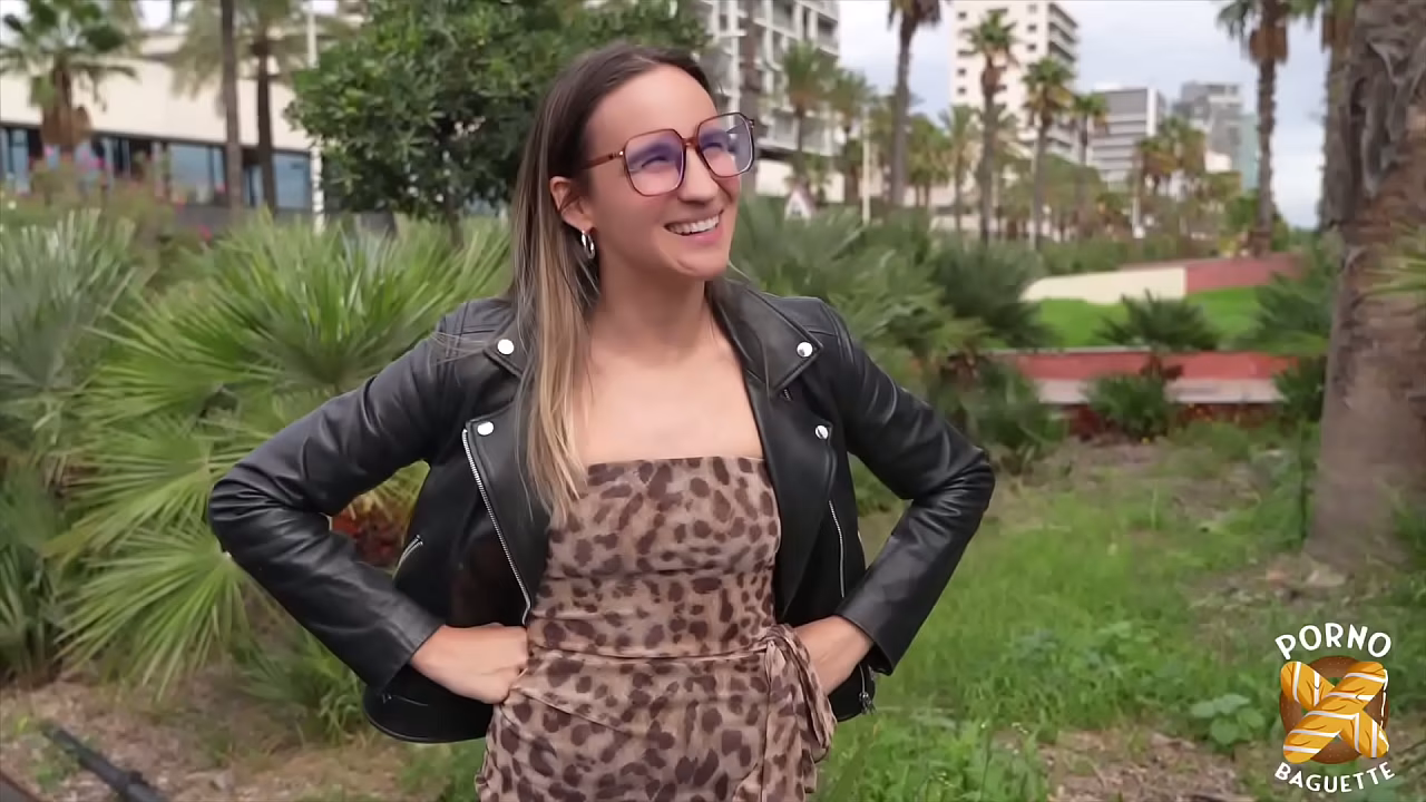 Gigi, coquine sensuelle, s'_offre deux belles bites