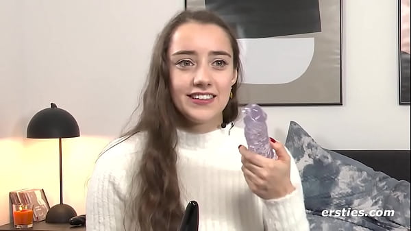 Ersties: Medea verwöhnt ihre beiden Löcher mit ...