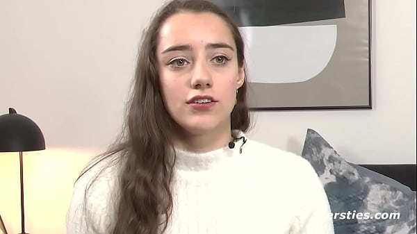 Download Video - Ersties&colon; Medea verw&ouml;hnt ihre beiden L&ouml;cher mit einem Kristalldildo