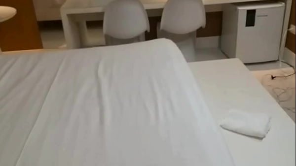 Eu tava fazendo uma chamada de v&iacute;deo com um cliente.. a&iacute; meu vizinho safado entrou em casa e viu eu pelada ele come&ccedil;ou a bater punheta ele ficou olhandoacabei minha chamada mamei ele gozou em mim